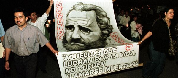 Estudiantes de la Universidad Centroamericana durante una procesión en homenaje a los sacerdotes jesuitas asesinados.  - Sputnik Mundo