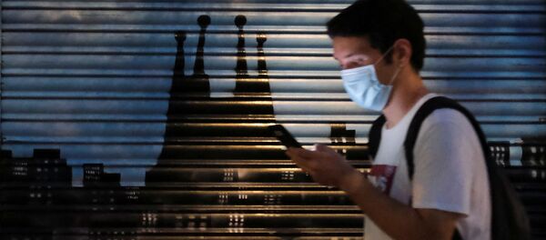 Un chico con mascarilla durante rebrote de coronavirus en España Un chico con mascarilla durante rebrote de coronavirus en España - Sputnik Mundo