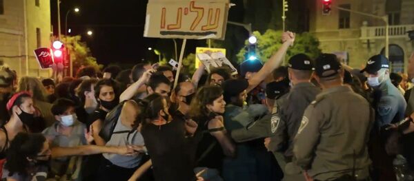 La Policía israelí dispersa a manifestantes antigubernamentales en Jerusalén - Sputnik Mundo