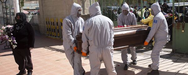 Hombres protegidos contra el COVID-19 llevan un ataúd en La Paz, Bolivia - Sputnik Mundo