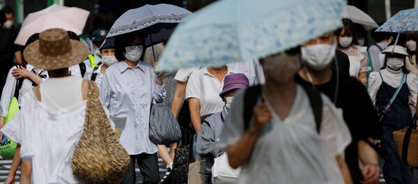 Gente con mascarillas durante brote de coronavirus en Japón - Sputnik Mundo