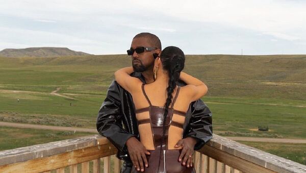 Kanye West junto a Kim Kardashian Kanye West junto a Kim Kardashian - Sputnik Mundo