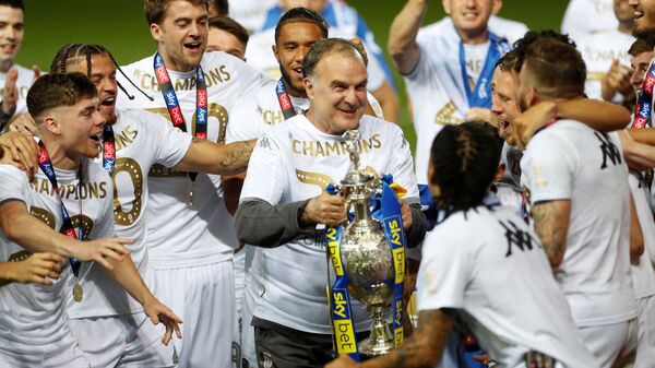 Marcelo Bielsa celebra la Championship con el Leeds United - Sputnik Mundo