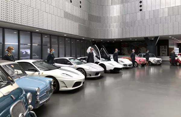 Una colección de 17 automóviles confiscados que te sorprenderá

 - Sputnik Mundo