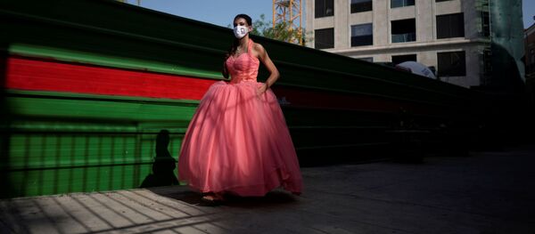 Mascarillas de diseño y distanciamiento social: así es la fiesta de quinceañera durante la pandemia - Sputnik Mundo