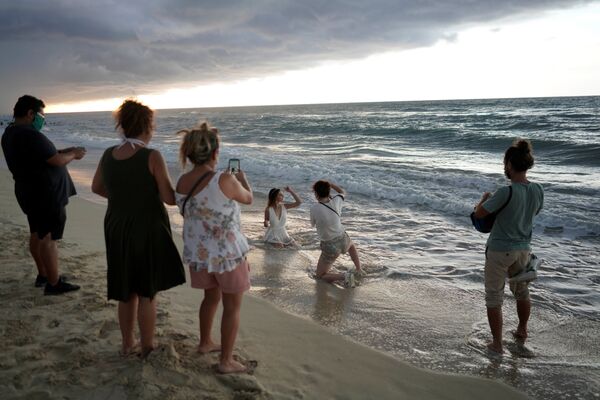 Mascarillas de diseño y distanciamiento social: así es la fiesta de quinceañera durante la pandemia - Sputnik Mundo
