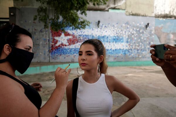 Mascarillas de diseño y distanciamiento social: así es la fiesta de quinceañera durante la pandemia - Sputnik Mundo