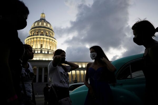 Mascarillas de diseño y distanciamiento social: así es la fiesta de quinceañera durante la pandemia - Sputnik Mundo