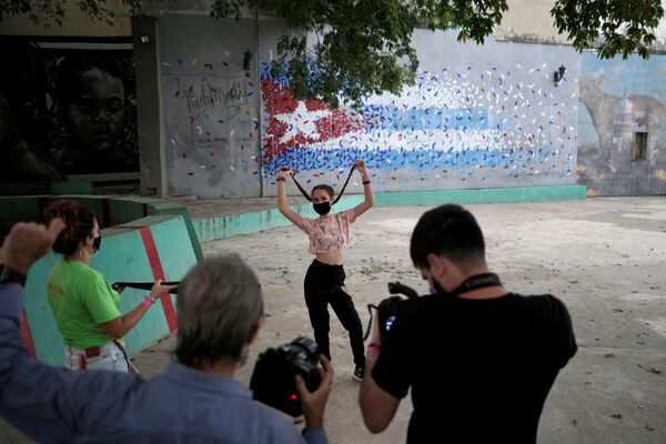 Mascarillas de diseño y distanciamiento social: así es la fiesta de quinceañera durante la pandemia - Sputnik Mundo
