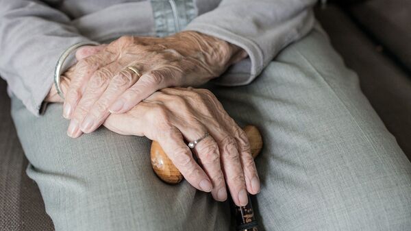 Abuela con bastón (Imagen referencial) - Sputnik Mundo