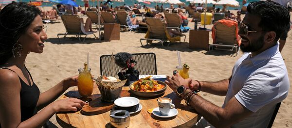 Un hombre y una mujer en un bar en España durante el brote de coronavirus - Sputnik Mundo