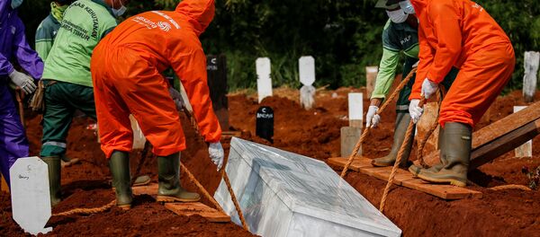 Entierro de víctima de COVID-19 en Jakarta, Indonesia - Sputnik Mundo