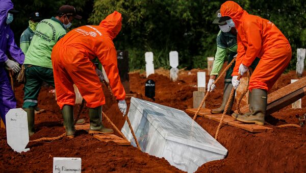 Entierro de víctima de COVID-19 en Jakarta, Indonesia - Sputnik Mundo