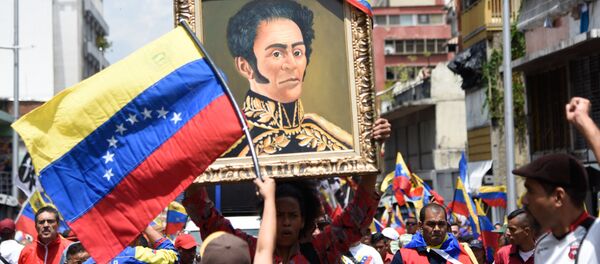 Un retrato de Simón Bolivar en una manifestación en Venezuela - Sputnik Mundo