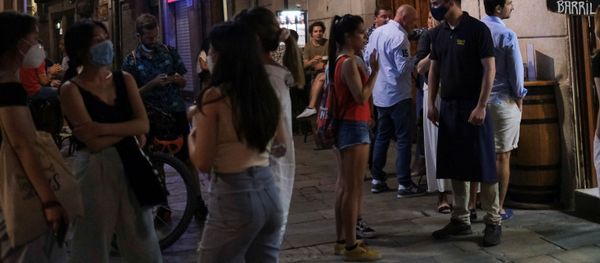 Gente en un bar en Barcelona Gente en un bar en Barcelona - Sputnik Mundo