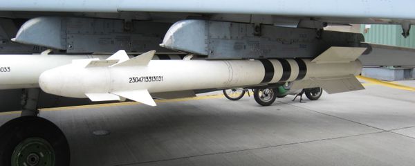 Misil aire-aire R-73 de entrenamiento sospendido bajo el ala de un MiG-29 Misil aire-aire R-73 de entrenamiento sospendido bajo el ala de un MiG-29 - Sputnik Mundo