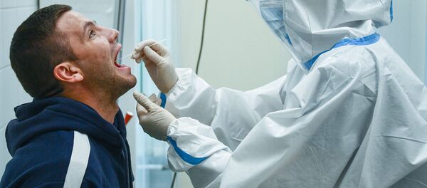 El personal médico recoge el material biológico para hacer una prueba de COVID-19 - Sputnik Mundo
