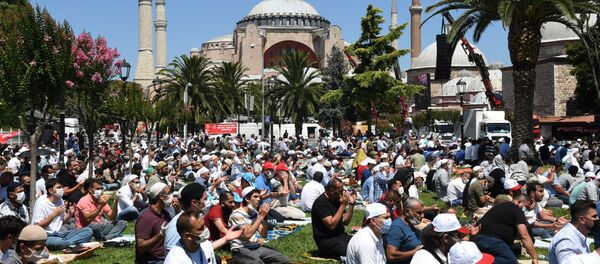 La primera oración musulmana en la basílica de Santa Sofía  - Sputnik Mundo