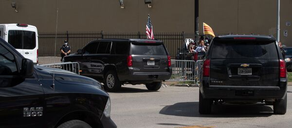 Camionetas al lado del Consulado general de China en Houston - Sputnik Mundo