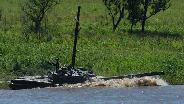 Tanque T-72 supera un obstáculo acuático (archivo) - Sputnik Mundo