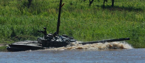 Tanque T-72 supera un obstáculo acuático (archivo) - Sputnik Mundo