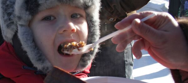 Un niño ruso come trigo sarraceno - Sputnik Mundo