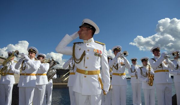  Музыканты духоворго оркестра во время Главного военно-морского парада по случаю Дня Военно-морского флота РФ в акватории Невы в Санкт Петербурге - Sputnik Mundo