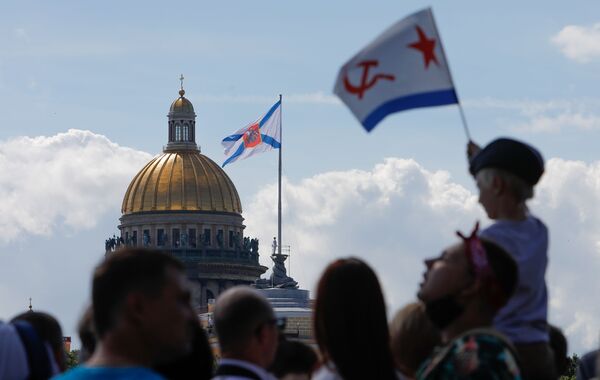 Зрители во время Главного военно-морского парада по случаю Дня Военно-морского флота РФ в акватории Невы в Санкт-Петербурге - Sputnik Mundo