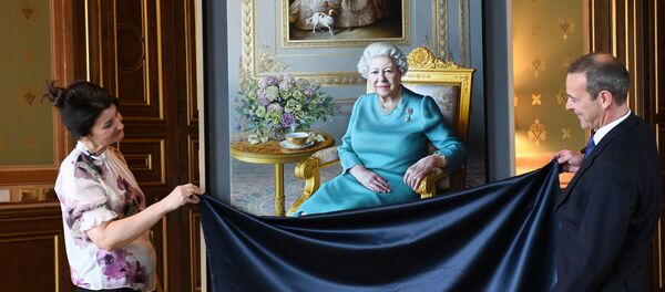 La artista Miriam Escofet y el subsecretario permanente de la Cancillería de Reino Unido, Simon McDonald, presentan el nuevo retrato de la reina Isabel II - Sputnik Mundo
