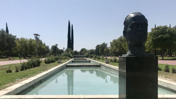 El busto de Juan Carlos I a la entrada del parque más importante de la localidad de Pinto - Sputnik Mundo