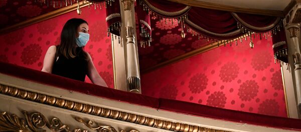 Una chica con mascrilla durante una ópera de Milán, Italia - Sputnik Mundo