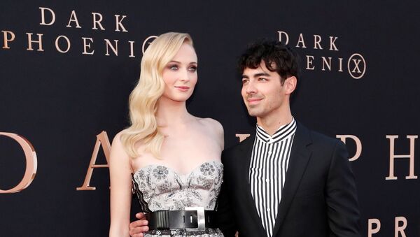 La actriz Sophie Turner y su esposo, el cantante Joe Jonas - Sputnik Mundo