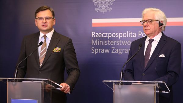 El ministro de Exteriores de Ucrania, Dmitri Kuleba y su homólogo polaco, Jacek Czaputowicz El ministro de Exteriores de Ucrania, Dmitri Kuleba y su homólogo polaco, Jacek Czaputowicz - Sputnik Mundo