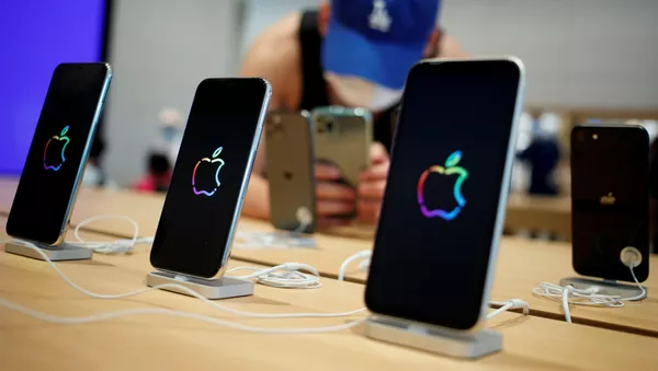 Unos iPhones en una tienda en Pekín - Sputnik Mundo