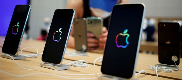 Unos iPhones en una tienda en Pekín Unos iPhones en una tienda en Pekín - Sputnik Mundo