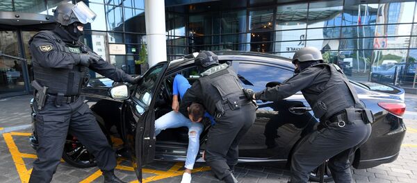 La Policía de Bielorrusia detiene a una persona (archivo) - Sputnik Mundo