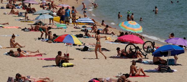 Gente en una playa de Barcelona Gente en una playa de Barcelona - Sputnik Mundo