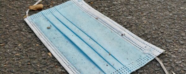 Mascarilla en el suelo - Sputnik Mundo