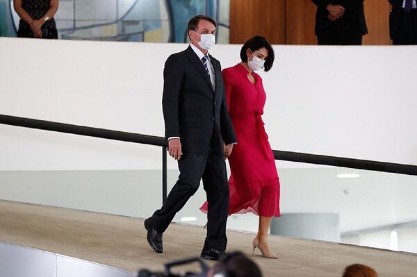 La esposa de Bolsonaro da positivo por el COVID-19 - Sputnik Mundo