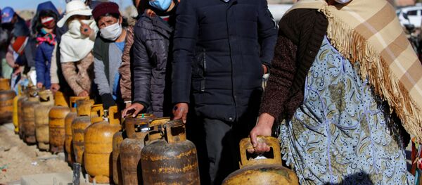 Una fila de personas con frascos de gas en La Paz - Sputnik Mundo