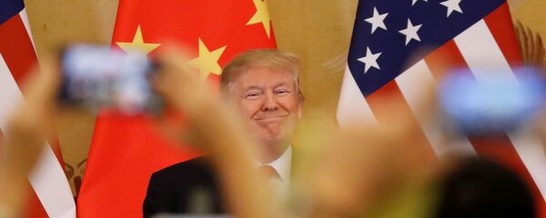 Donald Trump, presidente de EEUU, con unas banderas de China y EEUU en el fondo Donald Trump, presidente de EEUU, con unas banderas de China y EEUU en el fondo - Sputnik Mundo