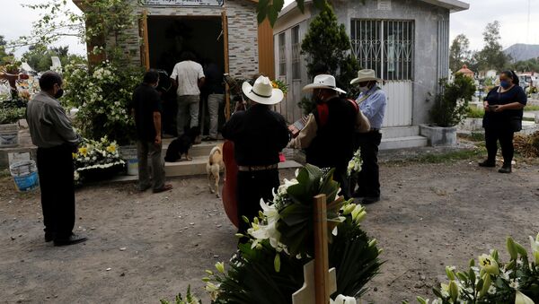 Funeral de un fallecido por COVID-19 en México - Sputnik Mundo