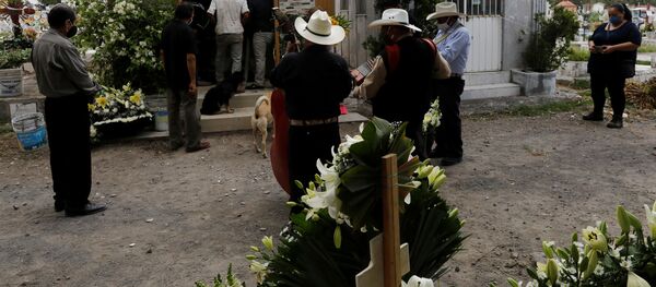 Funeral de un fallecido por COVID-19 en México - Sputnik Mundo