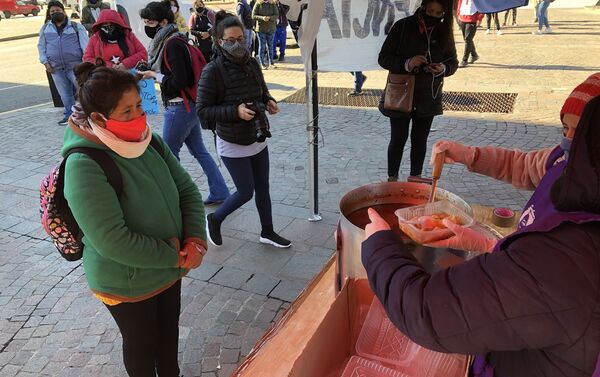 Las organizaciones reclaman el reconocimiento del trabajo voluntario en los barrios populares - Sputnik Mundo