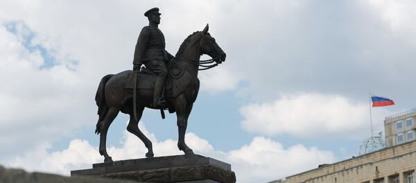 Un monumento al mariscal soviético Konstantín Rokossovski - Sputnik Mundo