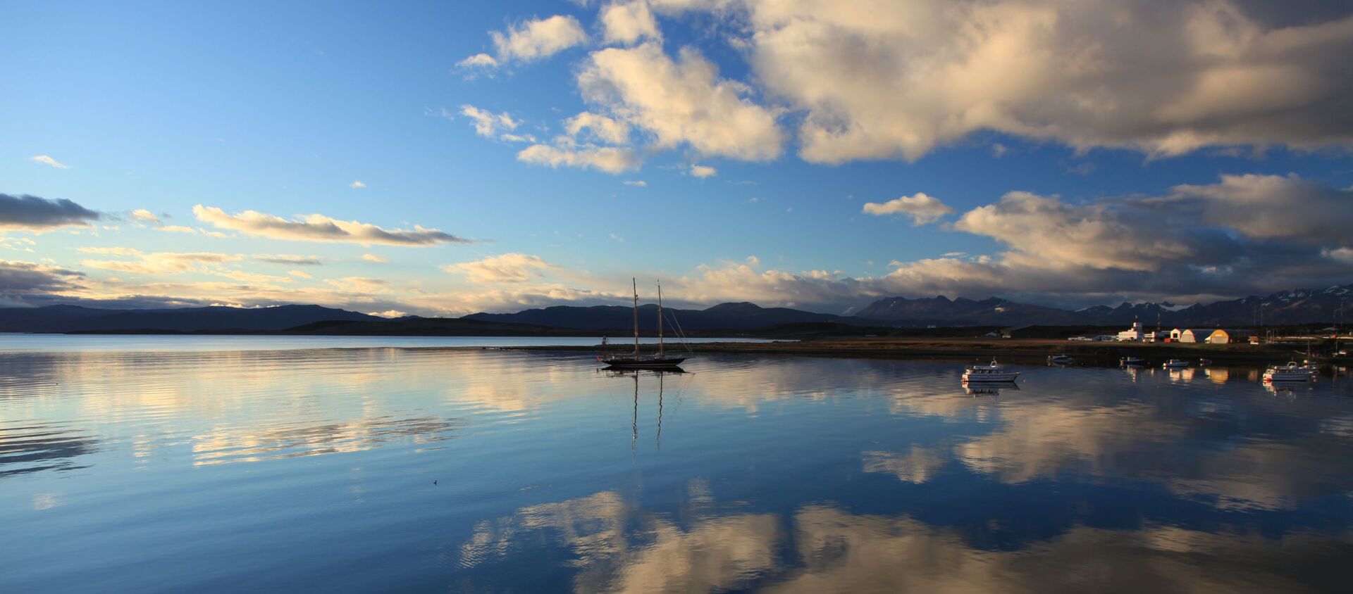 Reflejos sobre el puerto de Ushuaia (Argentina) - Sputnik Mundo, 1920, 31.07.2020