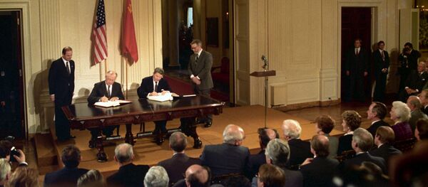 La firma del Tratado de Eliminación de Misiles de Corto y Medio Alcance entre Mijaíl Gorbachov y Ronald Reagan La firma del Tratado de Eliminación de Misiles de Corto y Medio Alcance entre Mijaíl Gorbachov y Ronald Reagan - Sputnik Mundo