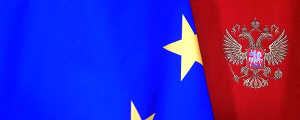 Una bandera de la UE con el escudo de Rusia - Sputnik Mundo