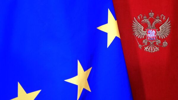 Una bandera de la UE con el escudo de Rusia - Sputnik Mundo