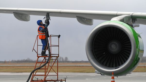 Suministro de combustible a un avión Suministro de combustible a un avión - Sputnik Mundo